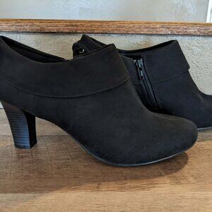 Coach and Four Black Suede Booties 9.5 Side Zip Bows - 3 inch heels - VGUC